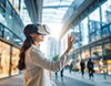 未来都市でVRゴーグルを装着し、仮想現実を体験する女性。