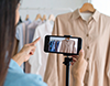 スマートフォンを三脚に固定し、洋服を撮影する様子。