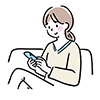 ソファに座ってスマートフォンを操作する女性のイラスト